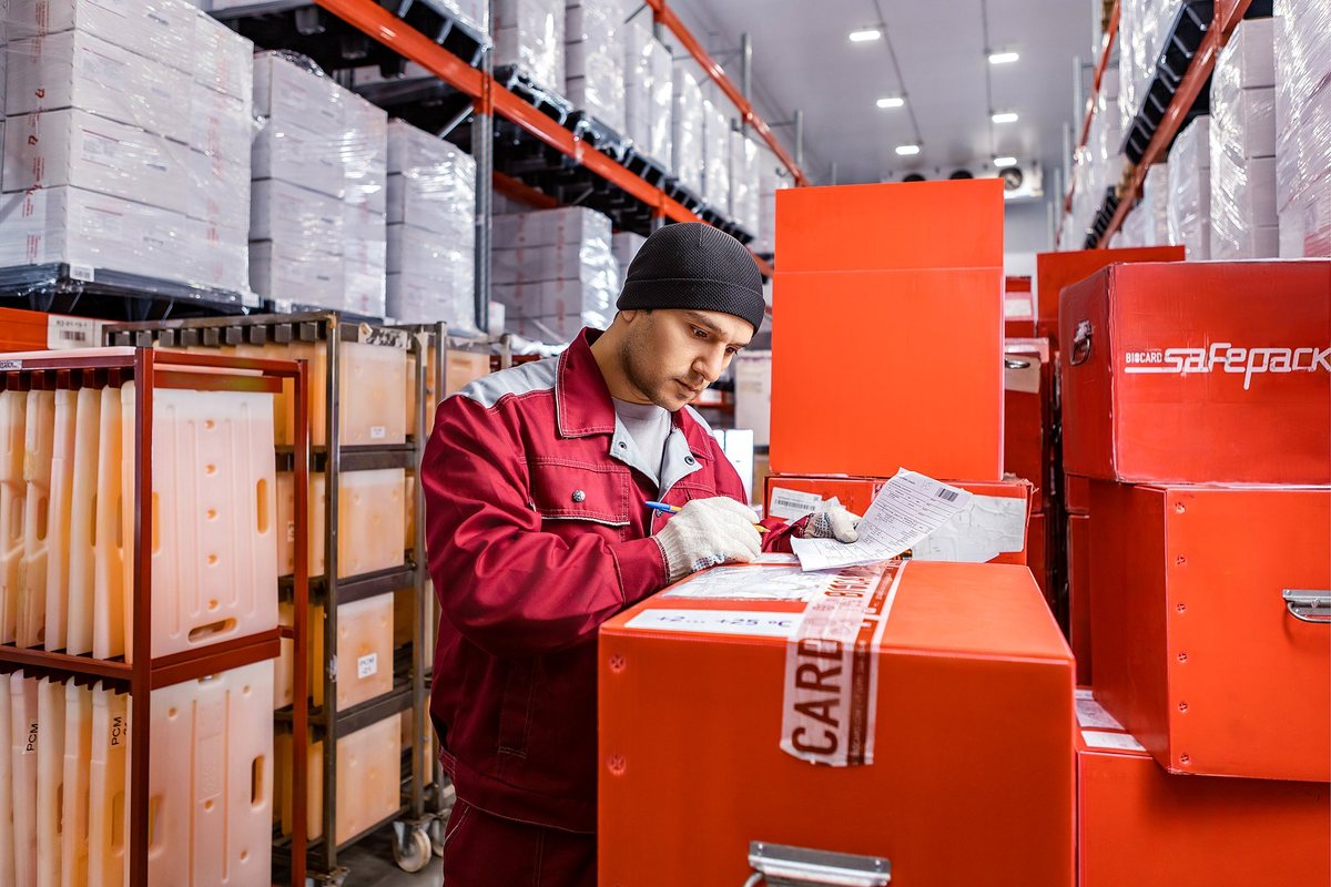 Сотрудник BIOCARD оформляет сопроводительные документы на контейнере SafePack